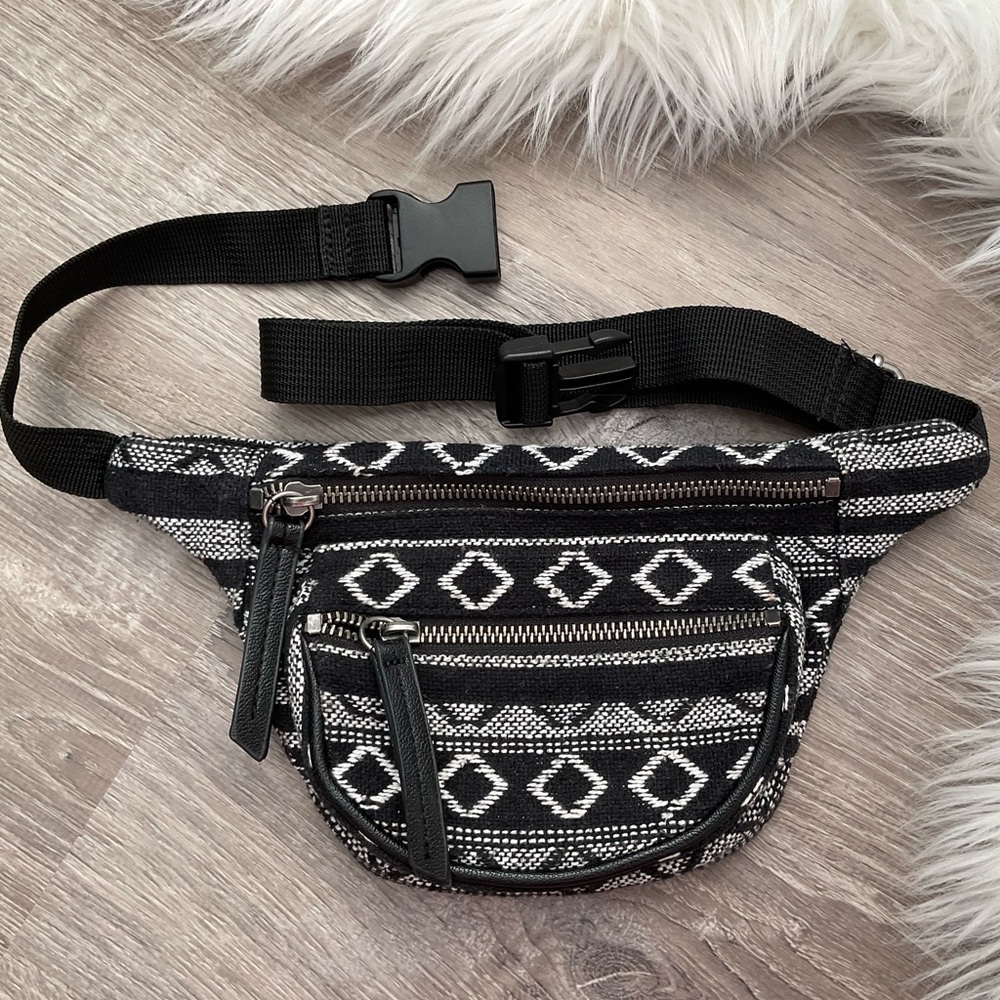 🖤 FOREVER 21 Vintage Black & White Belt Bag